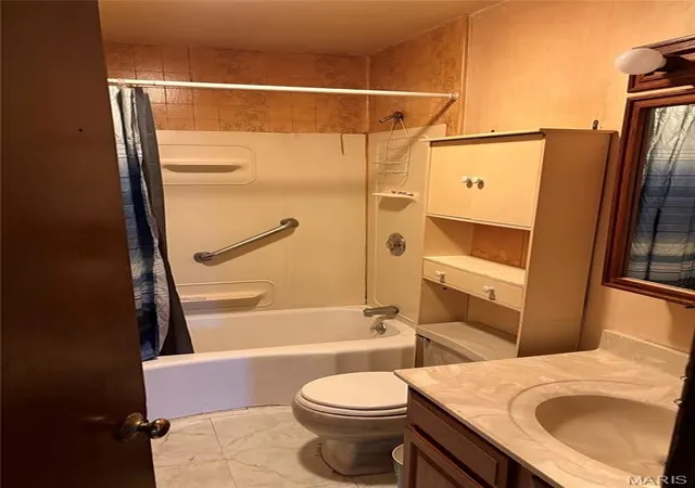 Photo 4 of Sale Pending at 41 Reasor Dr, Saint Louis, MO 63135 | MLS# MIS26058635 | Listing updated on 2026-09-15
