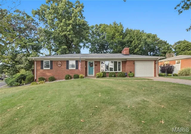 Photo 1 of Single family home for sale at 917 Clearview Dr, Belleville, IL 62223 | MLS# MIS26058637 | Listing updated on 2026-09-14