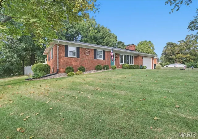 Photo 2 of Single family home for sale at 917 Clearview Dr, Belleville, IL 62223 | MLS# MIS26058637 | Listing updated on 2026-09-14