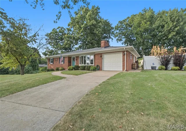 Photo 3 of Single family home for sale at 917 Clearview Dr, Belleville, IL 62223 | MLS# MIS26058637 | Listing updated on 2026-09-14