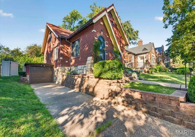 Photo 2 of Single family home for sale at 1071 Midland Blvd, Saint Louis, MO 63130 | MLS# MIS26058653 | Listing updated on 2026-10-02