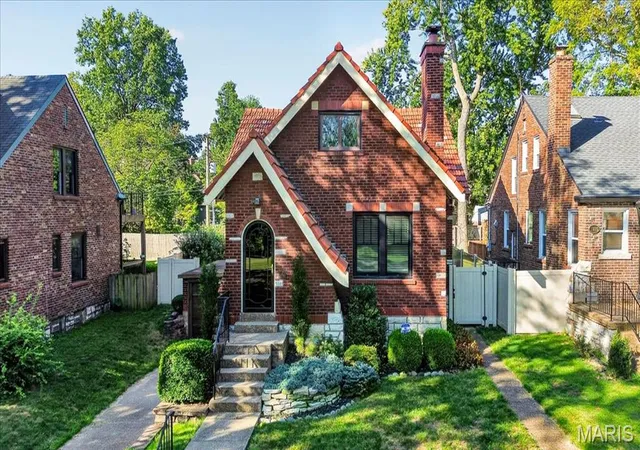 Photo 3 of Single family home for sale at 1071 Midland Blvd, Saint Louis, MO 63130 | MLS# MIS26058653 | Listing updated on 2026-10-02