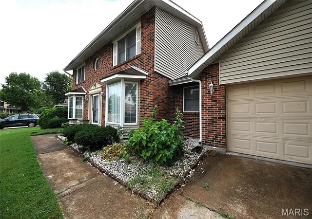 Photo 3 of Single family home for sale at 3604 Viembra Dr, Florissant, MO 63034 | MLS# MIS26058673 | Listing updated on 2026-09-11