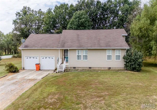 Single family home for sale at 100 Country Ln, Vandalia, IL 62471 | MLS# MIS26058688