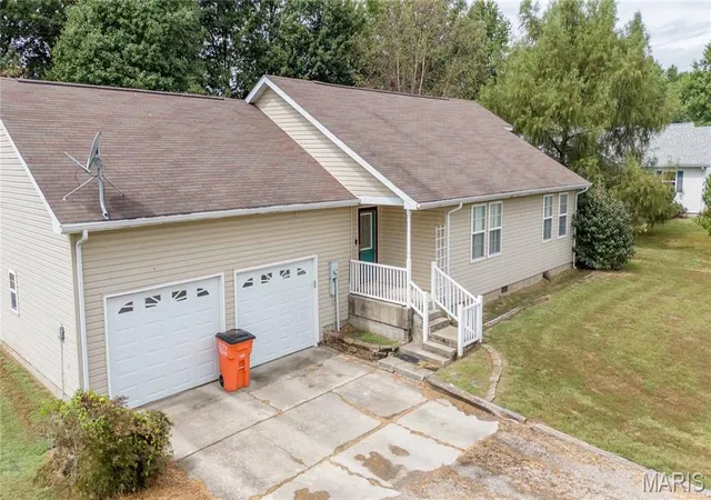 Photo 2 of Single family home for sale at 100 Country Ln, Vandalia, IL 62471 | MLS# MIS26058688 | Listing updated on 2026-09-23