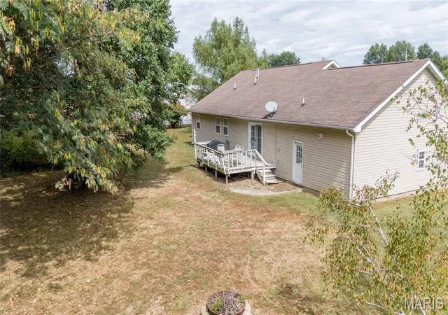 Photo 3 of Single family home for sale at 100 Country Ln, Vandalia, IL 62471 | MLS# MIS26058688 | Listing updated on 2026-09-23