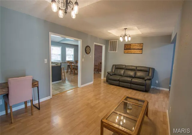 Photo 3 of Sale Pending at 100 Country Ln, Vandalia, IL 62471 | MLS# MIS26058688 | Listing updated on 2026-10-21