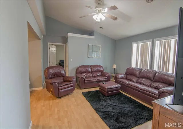 Photo 4 of Sale Pending at 100 Country Ln, Vandalia, IL 62471 | MLS# MIS26058688 | Listing updated on 2026-10-21