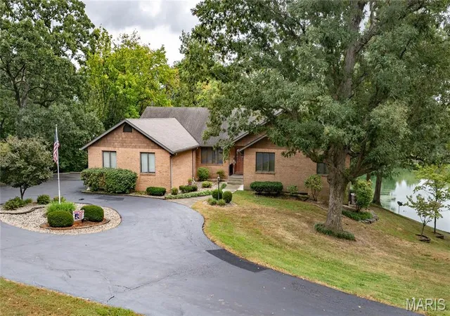 Photo 2 of Sale Pending at 106 Lake Dr, Alton, IL 62002 | MLS# MIS26058697 | Listing updated on 2026-09-15