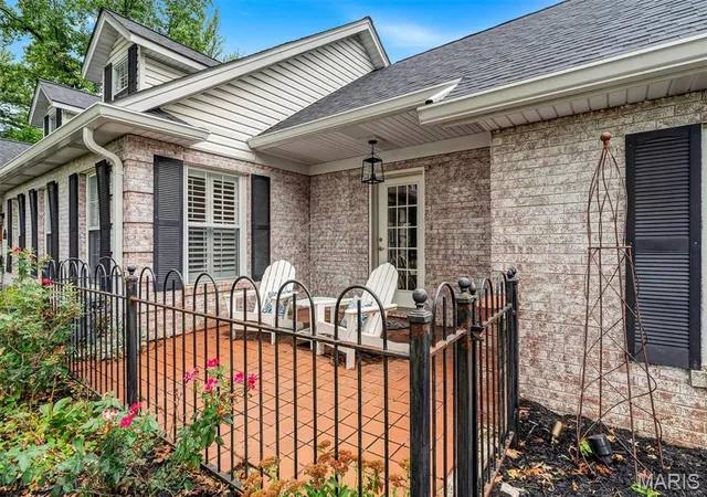 Photo 3 of Single family home for sale at 14 Long Meadows Ln, Saint Louis, MO 63131 | MLS# MIS26058700 | Listing updated on 2026-09-14
