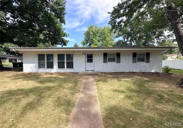 Photo 1 of Sale Pending at 2 Independence Dr, Belleville, IL 62226 | MLS# MIS26058703 | Listing updated on 2026-09-21
