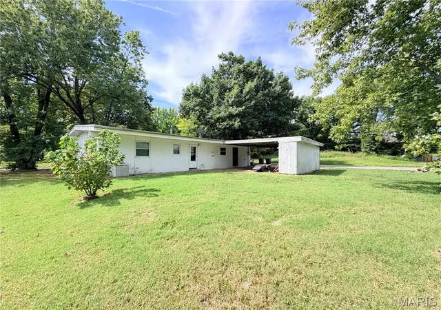 Photo 2 of Sale Pending at 2 Independence Dr, Belleville, IL 62226 | MLS# MIS26058703 | Listing updated on 2026-09-21