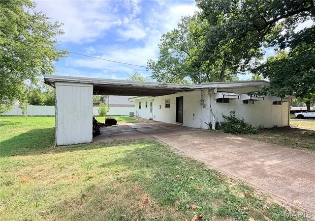 Photo 3 of Sale Pending at 2 Independence Dr, Belleville, IL 62226 | MLS# MIS26058703 | Listing updated on 2026-09-21