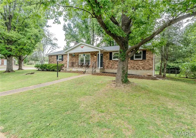 Photo 2 of Single family home for sale at 303 Smith St, Farmington, MO 63640 | MLS# MIS26058731 | Listing updated on 2026-09-11