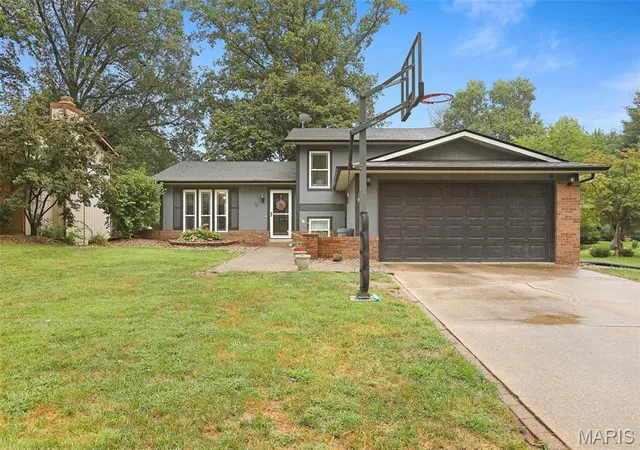 Photo 2 of Single family home for sale at 76 S Meadow Ln, Glen Carbon, IL 62034 | MLS# MIS26058798 | Listing updated on 2026-09-11