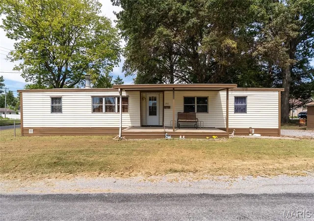 Photo 2 of Manufactured home for sale at 203 E 3rd Street, Christopher, IL 62822 | MLS# MIS26058872 | Listing updated on 2026-09-13