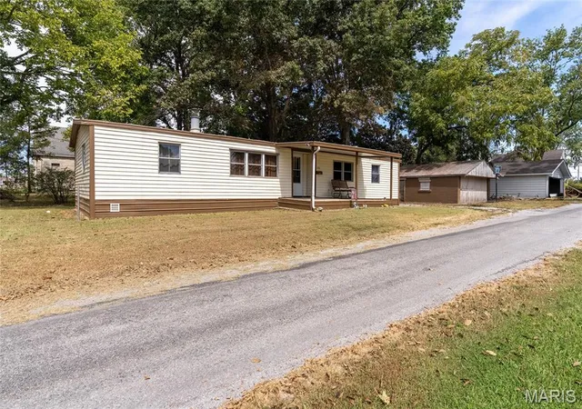 Photo 3 of Manufactured home for sale at 203 E 3rd Street, Christopher, IL 62822 | MLS# MIS26058872 | Listing updated on 2026-09-13