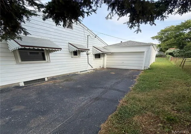 Photo 3 of Sale Pending at 9421 Kathlyn Dr, Saint Louis, MO 63134 | MLS# MIS26058908 | Listing updated on 2026-09-23