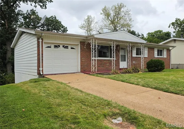 Photo 2 of Single family home for sale at 4271 Martyridge Dr, Saint Louis, MO 63129 | MLS# MIS26058936 | Listing updated on 2026-10-02