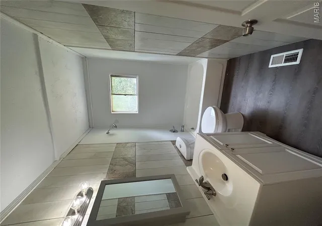 Photo 3 of Sale Pending at 1422 Andrews Dr, East Saint Louis, IL 62206 | MLS# MIS26059044 | Listing updated on 2026-09-12