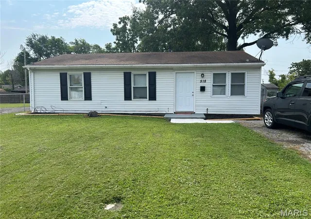 Photo 1 of Sale Pending at 518 Saint James Dr, East Saint Louis, IL 62206 | MLS# MIS26059050 | Listing updated on 2026-09-12