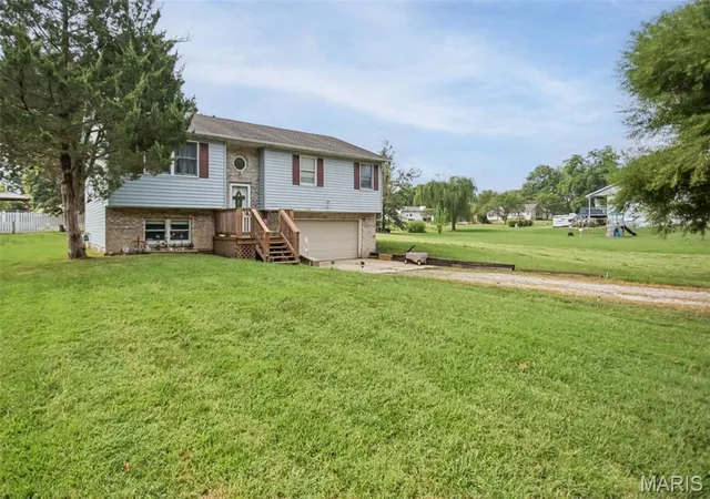 Photo 3 of Sale Pending at 1148 Nassau Dr, Edwardsville, IL 62025 | MLS# MIS26059090 | Listing updated on 2026-10-16