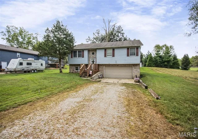 Photo 4 of Sale Pending at 1148 Nassau Dr, Edwardsville, IL 62025 | MLS# MIS26059090 | Listing updated on 2026-10-16