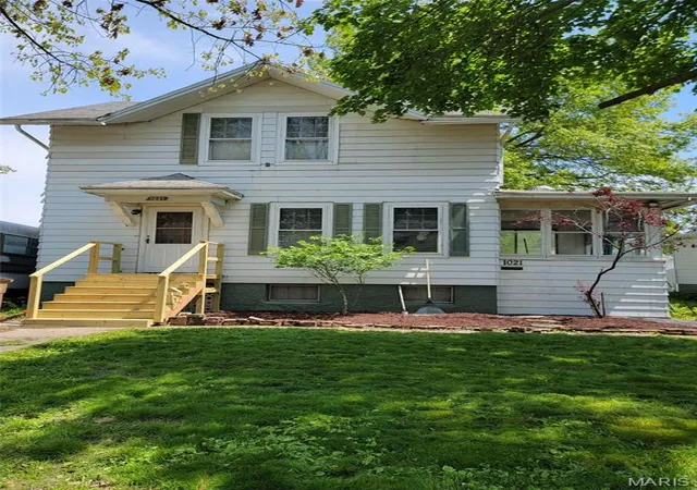 Single family home for sale at 1021 N Charles St, Carlinville, IL 62626 | MLS# MIS26059197