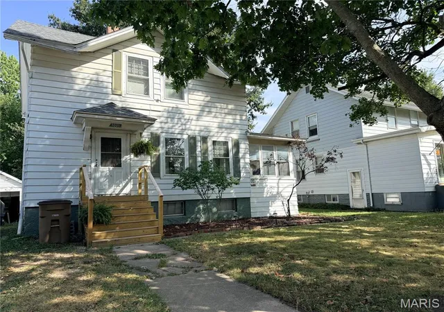 Photo 2 of Single family home for sale at 1021 N Charles St, Carlinville, IL 62626 | MLS# MIS26059197 | Listing updated on 2026-09-21