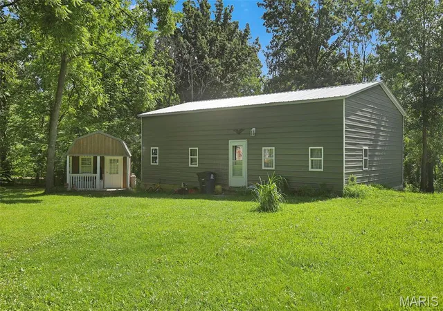 Photo 2 of Single family home for sale at 613 22nd Street, Hillsboro, IL 62049 | MLS# MIS26059202 | Listing updated on 2026-09-14