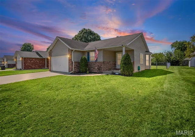 Single family home for sale at 431 Pheasant Ln, Moro, IL 62067 | MLS# MIS26059239