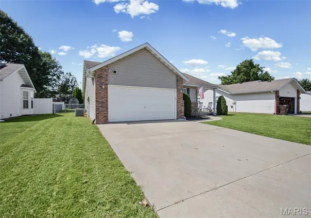Photo 2 of Single family home for sale at 431 Pheasant Ln, Moro, IL 62067 | MLS# MIS26059239 | Listing updated on 2026-09-14