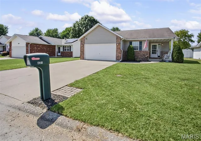 Photo 3 of Single family home for sale at 431 Pheasant Ln, Moro, IL 62067 | MLS# MIS26059239 | Listing updated on 2026-09-14