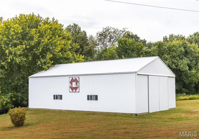 Photo 2 of Single family home for sale at 18435 Old Hwy 67, Jerseyville, IL 62052 | MLS# MIS26059249 | Listing updated on 2026-09-14