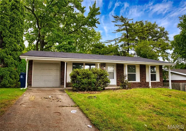 Photo 2 of Sale Pending at 3535 Brookstone Dr, Florissant, MO 63033 | MLS# MIS26059268 | Listing updated on 2026-10-03