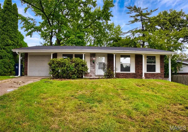 Photo 3 of Sale Pending at 3535 Brookstone Dr, Florissant, MO 63033 | MLS# MIS26059268 | Listing updated on 2026-10-03