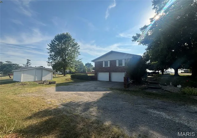 Photo 2 of Single family home for sale at 1000 W Saint John St, Vandalia, MO 63382 | MLS# MIS26059408 | Listing updated on 2026-09-14