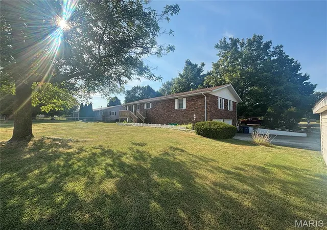 Photo 3 of Single family home for sale at 1000 W Saint John St, Vandalia, MO 63382 | MLS# MIS26059408 | Listing updated on 2026-09-14