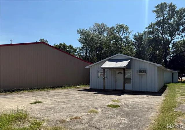 Single family home for sale at 210 W Beech St, Sikeston, MO 63801 | MLS# MIS26059409