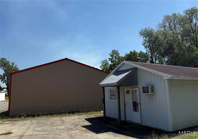 Photo 1 of Single family home for sale at 210 W Beech St, Sikeston, MO 63801 | MLS# MIS26059409 | Listing updated on 2026-09-14