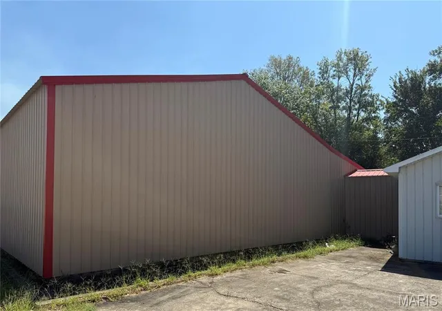 Photo 2 of Single family home for sale at 210 W Beech St, Sikeston, MO 63801 | MLS# MIS26059409 | Listing updated on 2026-09-14