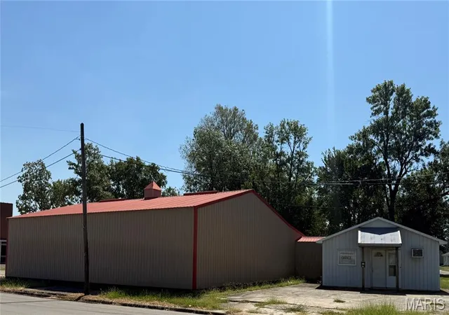 Photo 3 of Single family home for sale at 210 W Beech St, Sikeston, MO 63801 | MLS# MIS26059409 | Listing updated on 2026-09-14