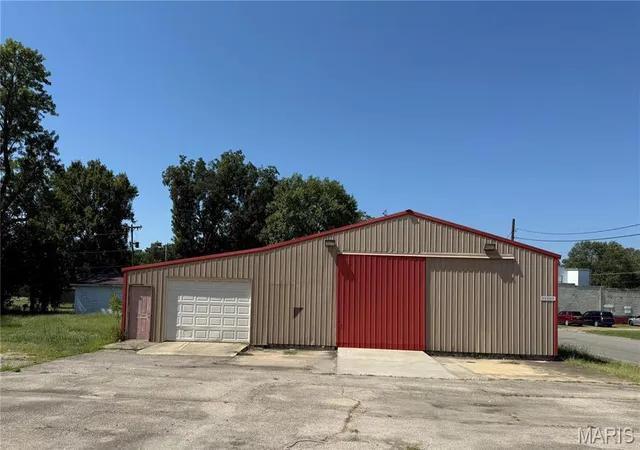 Photo 4 of Single family home for sale at 210 W Beech St, Sikeston, MO 63801 | MLS# MIS26059409 | Listing updated on 2026-09-14