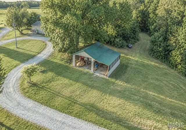 Photo 4 of Sale Pending at 20465 Monroe Rd 455, Stoutsville, MO 65283 | MLS# MIS26059522 | Listing updated on 2026-10-04