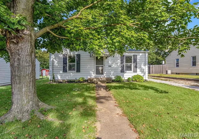 Single family home for sale at 227 W Washington St, Columbia, IL 62236 | MLS# MIS26059549