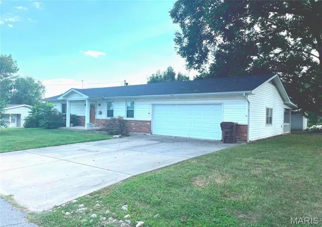 Single family home for sale at 105 S Sanderson Ave, Elsberry, MO 63343 | MLS# MIS26059572