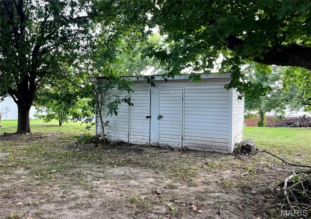 Photo 4 of Single family home for sale at 105 S Sanderson Ave, Elsberry, MO 63343 | MLS# MIS26059572 | Listing updated on 2026-09-15