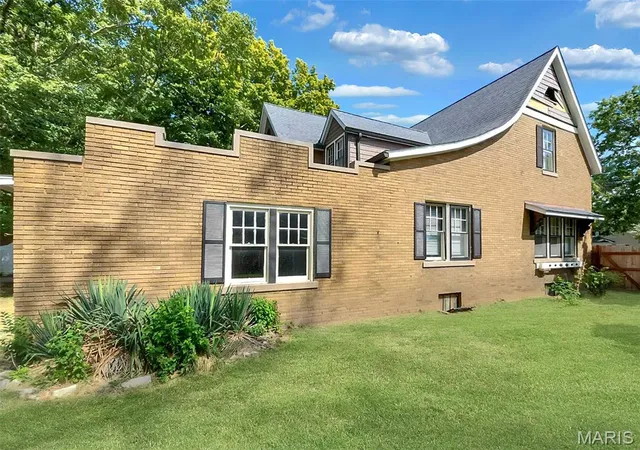 Photo 2 of Single family home for sale at 1321 Lebanon Ave, Belleville, IL 62221 | MLS# MIS26059591 | Listing updated on 2026-09-15