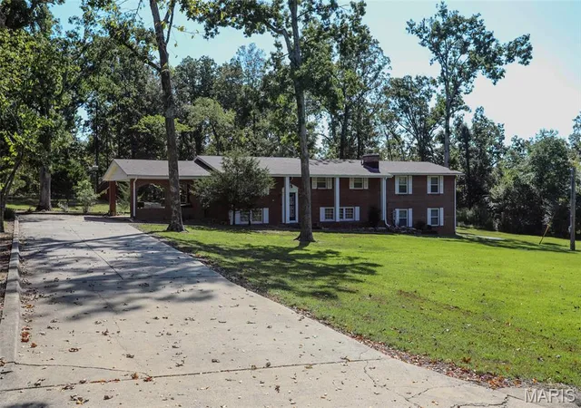 Photo 2 of Sale Pending at 2706 Shady Ln, Poplar Bluff, MO 63901 | MLS# MIS26059640 | Listing updated on 2026-09-17