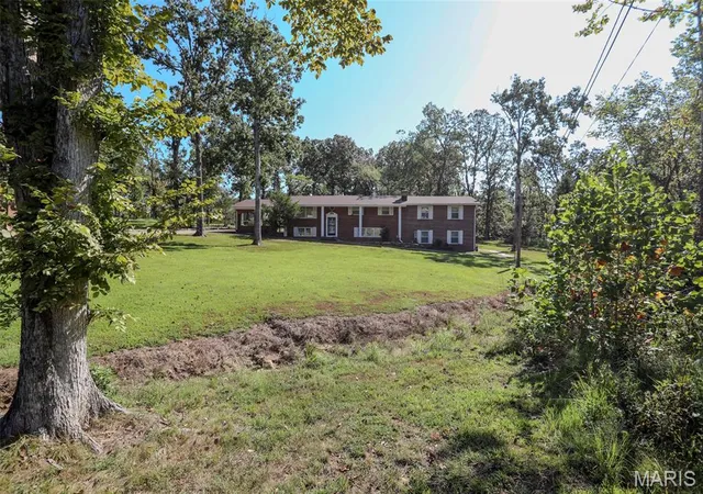 Photo 3 of Sale Pending at 2706 Shady Ln, Poplar Bluff, MO 63901 | MLS# MIS26059640 | Listing updated on 2026-09-17